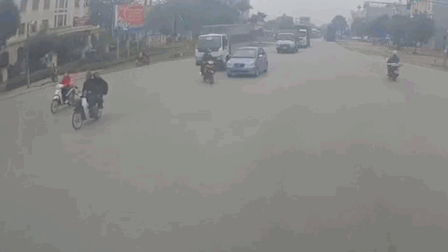 Video: Đang đi xe máy bất ngờ bị trâu húc bất tỉnh