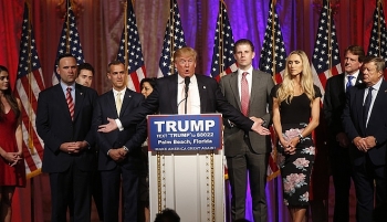 Phụ tá cựu Tổng thống Trump tranh đấu lẫn nhau