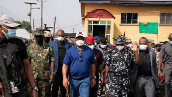 cac tay sung don dap na luu thuoc no vao nha tu tai nigeria tren 1800 tu nhan tau thoat