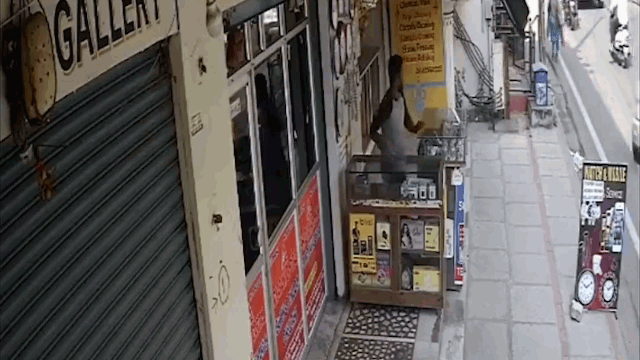Camera giao thông: Phản ứng nhanh như chớp, người đàn ông may mắn thoát cú đâm xe chí mạng