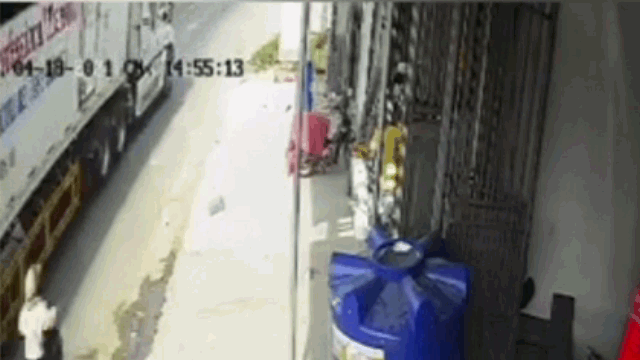 camera giao thong co vuot container nguoi phu nu truot nhao vao gam xe