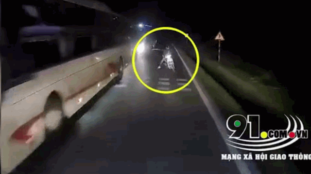 camera giao thong co tinh vuot au trong dem nam thanh nien bi xe tai tong vang