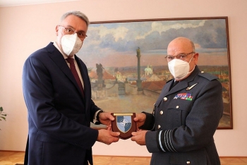 nato czech cung dong long doi pho voi nga