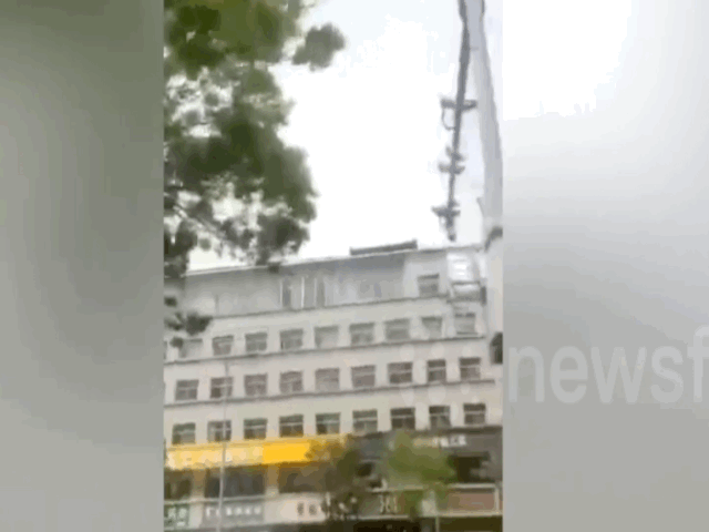 Camera giao thông: Biển quảng cáo cỡ lớn bay xuống đường, đè nát ô tô đang lưu thông
