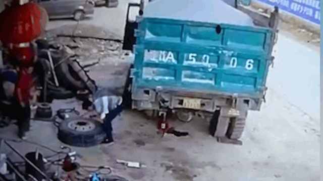 camera giao thong lop o to phat no kinh hoang hat vang nguoi dan ong