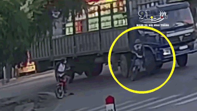 Camera giao thông: Bị xe tải cuốn vào gầm, người đàn ông thoát chết thần kỳ