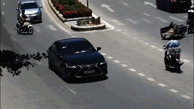 camera giao thong sang duong bat can nguoi dan ong bi tong vang