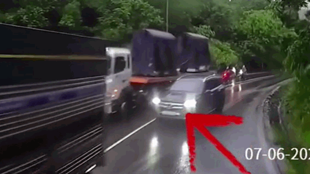 Camera giao thông: Cố tình vượt ẩu, Mercedes suýt bị 