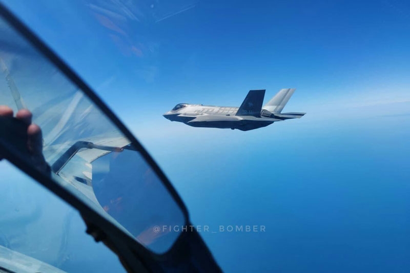 Chiến cơ Su-30 Nga xuất kích, ép tiêm kích F-35 Mỹ phải đổi hướng?