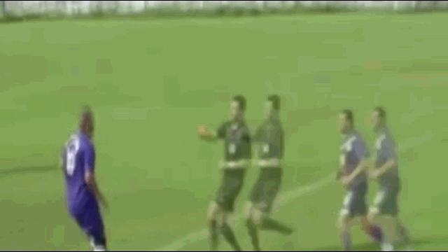 Video: Cay cú vì nhận thẻ đỏ, cầu thủ dùng đòn "thiết đầu công" húc vỡ mũi trọng tài