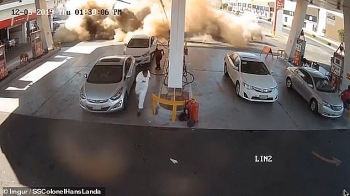 video tram xang saudi arabia bat ngo phat no nhu bom khi xe bon dang tiep nhien lieu nhieu nguoi chay tan loan