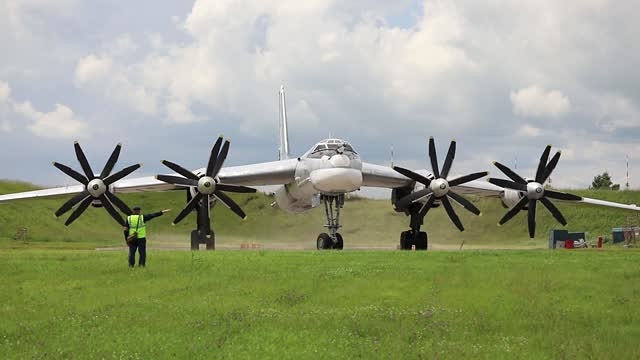 Máy bay ném bom Tu-160 và Tu-95MS của Nga thị uy tại Bắc Cực