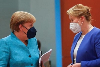 lai them quan chuc duc bay ghe vi dao van