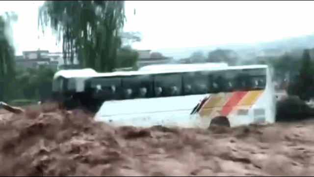 camera giao thong nam cong nhan bat chap nguy hiem cuu song hang chuc nguoi giua dong lu du