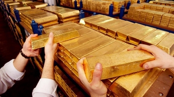 tong thong maduro tuyen bo se trung phat ke trom 30 tan vang cua venezuela ma khong them deo mat na