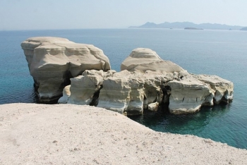 tau mang co anh chim ngoai khoi dao milos hy lap