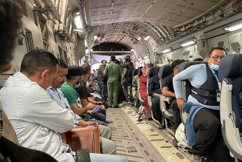 Taliban hộ tống nhân viên ngoại giao và công dân Ấn Độ về nước