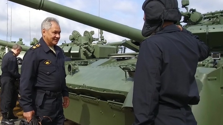 Bộ trưởng Quốc phòng Nga đích thân cầm lái xe tăng T-80BVM