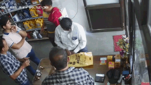 video dang nam trong tui ao dien thoai xiaomi bat ngo phat no