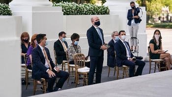 Trump yêu cầu phóng viên Reuters bỏ khẩu trang ở họp báo