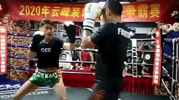 dinh rua nhuc cho su phu khong ngo de tu thai cuc quyen lai thua tham truoc vo si kickboxing