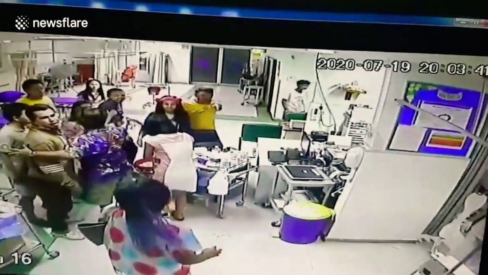 Video: Được đưa đến cùng một bệnh viện sau trận hỗn chiến, 2 băng đảng lại tiếp tục ẩu đả