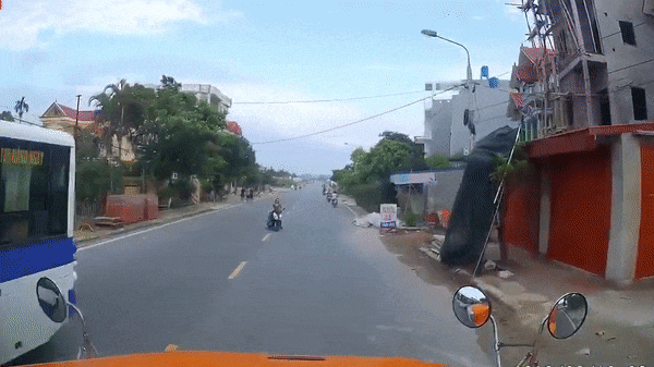 Camera giao thông: Mục sở thị pha tạt đầu container 