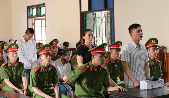 dang xet xu 7 bi cao vu to chuc moi gioi dua nguoi sang anh trai phep