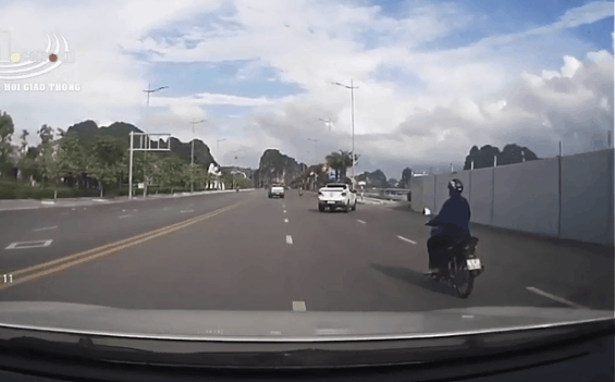 Camera giao thông: Pha xử lý khó hiểu của tài xế xe bán tải gây xôn xao cộng đồng mạng