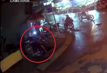 Camera giao thông: Chạy xe lên vỉa hè, nam công nhân bất ngờ lọt xuống hố sâu hơn 3m