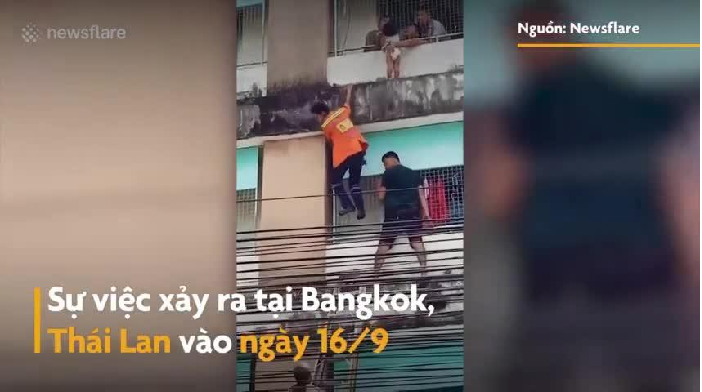 Video: Nghẹt thở màn giải cứu bé 2 tuổi leo ra ban công tầng 4