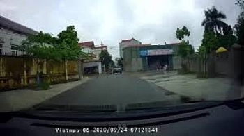 camera giao thong khong lam chu toc do lai xe may dam ngang than o to roi guc tai cho