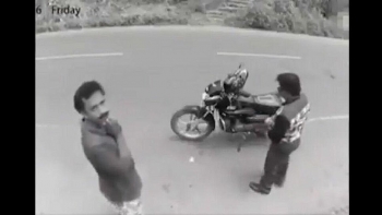 video ke moc tui chap tay xin tha truoc camera khi phat hien bi ghi hinh