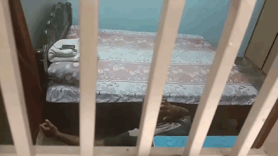 video ten trom bi bat vi dot nhap vao nha roi lan ra ngu quen vi dieu hoa qua mat