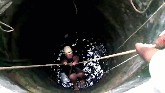 video nghet tho chung kien man giai cuu cau be roi xuong gieng sau