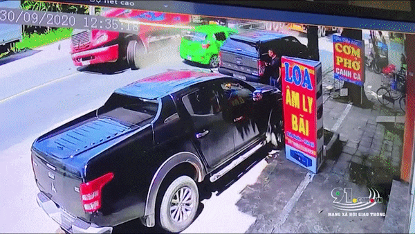 Camera giao thông: Khoảnh khắc xe container mất lái vì nổ lốp trước, đâm sầm vào nhà dân bên đường