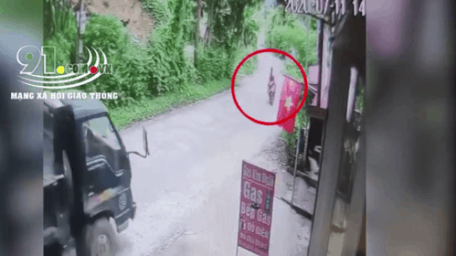 Camera giao thông: Vào cua với tốc độ 