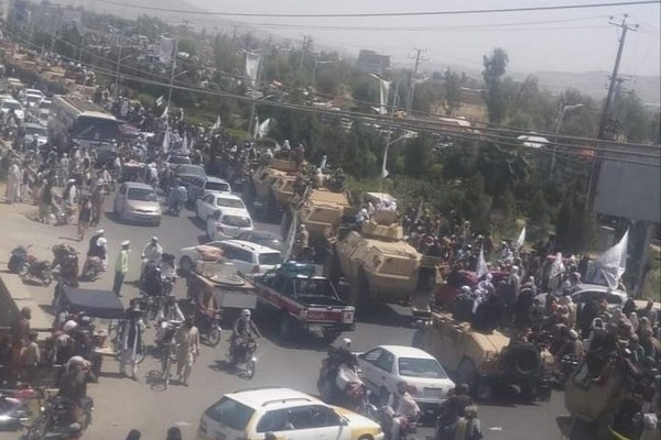 Taliban mang khí tài Hoa Kỳ đi diễu hành gần Kandahar