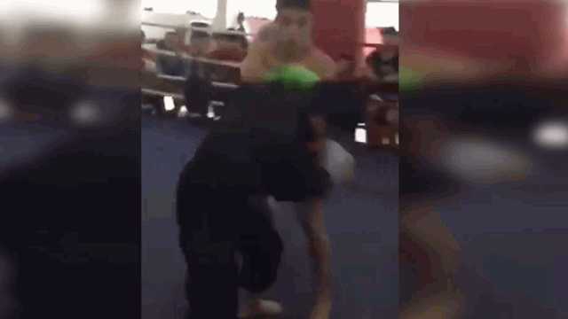 Video: Lĩnh trọn cú đấm của VĐV quyền anh, cao thủ Võ Đang đại bại