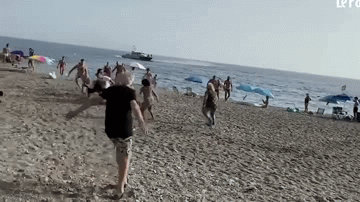 vieo du khach hop suc khong che ke buon ban can sa