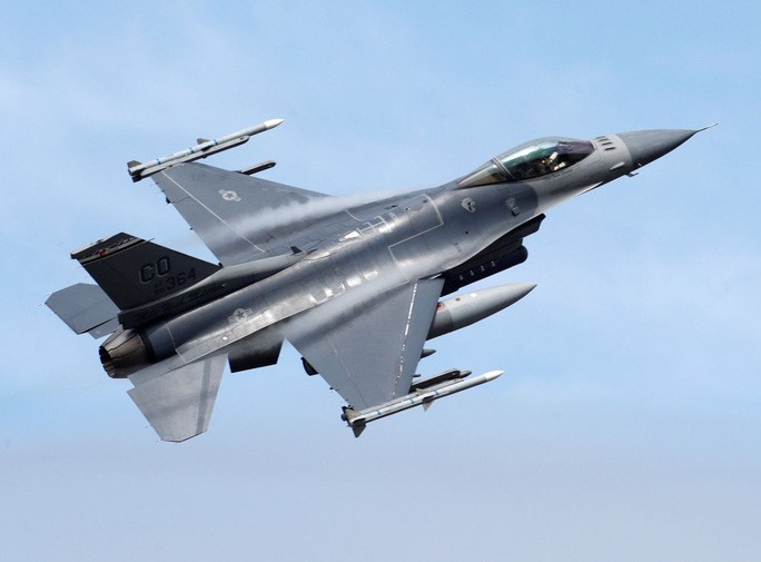 Chiến cơ F-16 xuất kích, chặn máy bay dân sự 