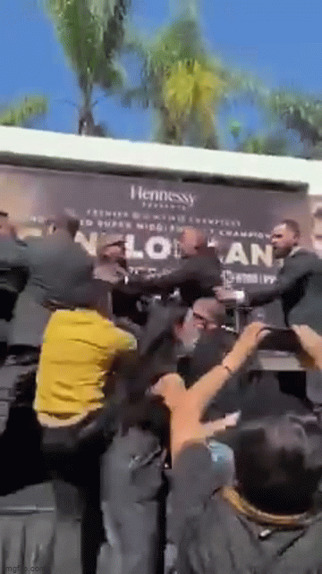 video vo si quyen anh bat ngo choang nhau ngay tai hop bao