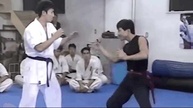 video cao thu tuy quyen lien tuc hung don tu vo si karatedo