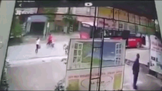 camera giao thong chung kien canh con gai bi xe tai tong truc dien me sung so roi ngat xiu ngay giua duong