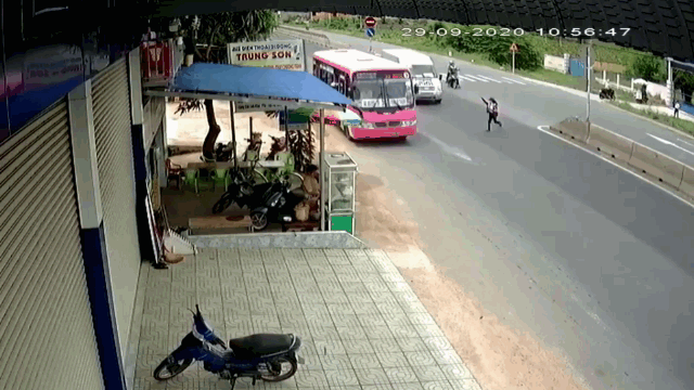 camera giao thong sang duong bat can nu sinh bi o to tong vang hang chuc met