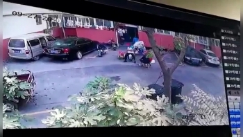camera giao thong nhan vien ve sinh lieu minh keo xe may dang boc chay ra xa khu vuc do o to