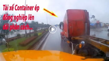 camera giao thong tai xe container keo theo ro moc nhap lan au chen ep dong nghiep leo len dai phan cach