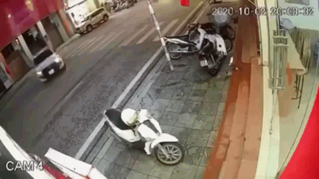 Camera giao thông: Đâm sầm vào ô tô bán tải đang quay đầu, 2 thanh niên nguy kịch