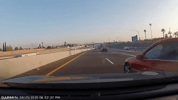 Camera giao thông: Xế sang Mercedes đâm tung dải phân cách rồi bốc cháy dữ dội trên cao tốc
