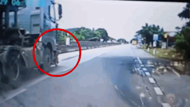 Camera giao thông: Tạt đầu xe bồn, người đàn ông bị tông văng xuống đường trọng thương